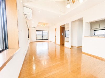 【居間・リビング】 | ◆旭区中沢3丁目　中古戸建◆ | ◆リビングは一日中太陽の光が射し込みます。家族が集まる空間は、自然と笑顔が溢れます！