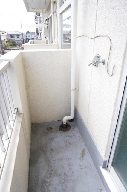 松川マンションのバルコニー|室外洗濯機置場