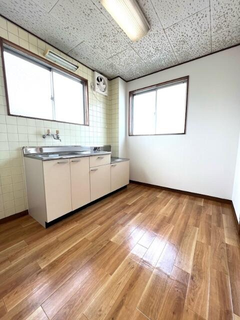松川マンションの内装|３帖のキッチン