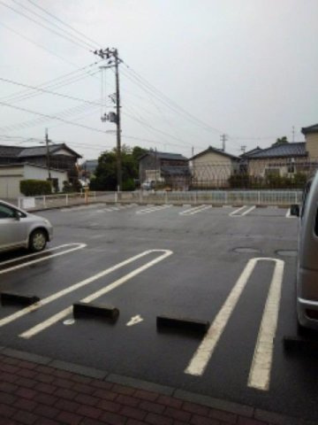 ネオ　グロ－ブの駐車場