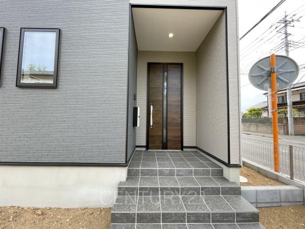 前橋市元総社町1期 1号棟の玄関|郵便物を守る鍵付きポストです。
インターホンは録画機能付きで防犯面に優れます。