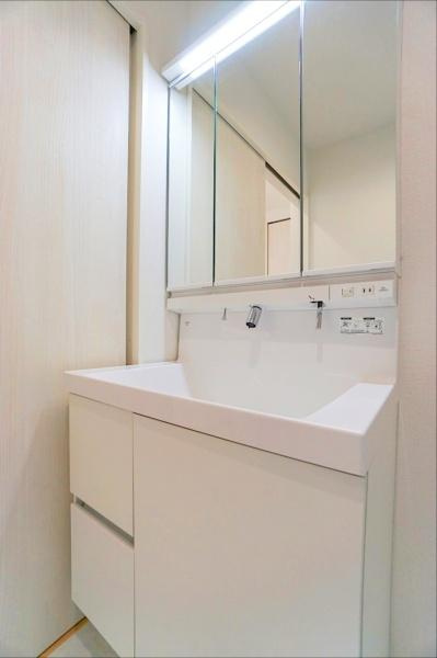 横浜市鶴見区梶山２丁目の新築一戸建の内観：施工例|同社仕様の洗面化粧台です。
収納もしっかりとあります！
