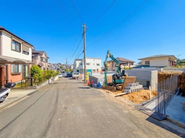 横浜市鶴見区梶山２丁目の新築一戸建の前面道路含む現地写真|陽当りの良さ、住環境を現地にてご確認下さい！
周辺環境も合わせてご案内させて頂きます！