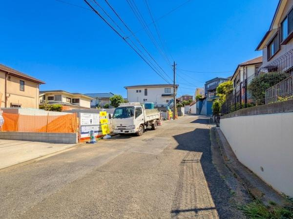 横浜市鶴見区梶山２丁目の新築一戸建の前面道路含む現地写真|周辺環境も合わせてご案内させて頂きます！
お気軽にお問い合わせ下さい！