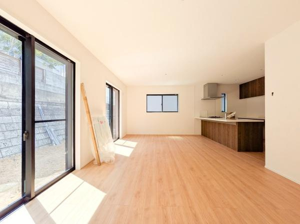 横浜市鶴見区梶山２丁目の新築一戸建の内観：施工例|同社仕様のキッチンです！
食器洗機付きになります！
設備、収納充実のキッチンです。
