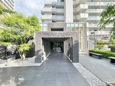 【エントランス】 | クレアコート上野芝ラベルヴィ | 流行に左右されず、将来にわたって価値が継続する「上質」な佇まい。親しみやすさといった暮らしを豊かにしてくれる住空間です。