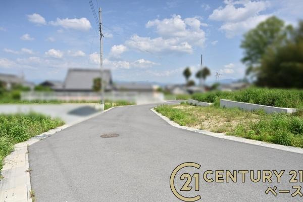 北葛城郡広陵町三吉　Ｊ号地　建築条件なし土地の前面道路含む現地写真|■現地撮影写真■広々とした前面道路で駐車も楽々！