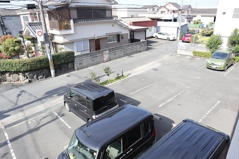 アジュール西端の駐車場