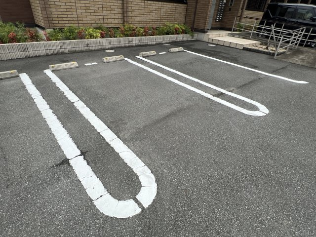 ロータス長町 A棟の駐車場