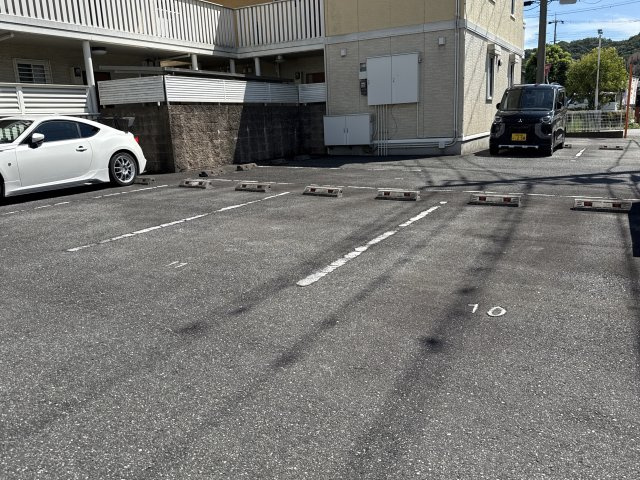 石がけ五番館の駐車場
