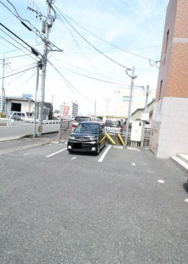 久留米市東合川３丁目の賃貸マンションの駐車場|車をお持ちの方に嬉しい駐車場付きの物件です