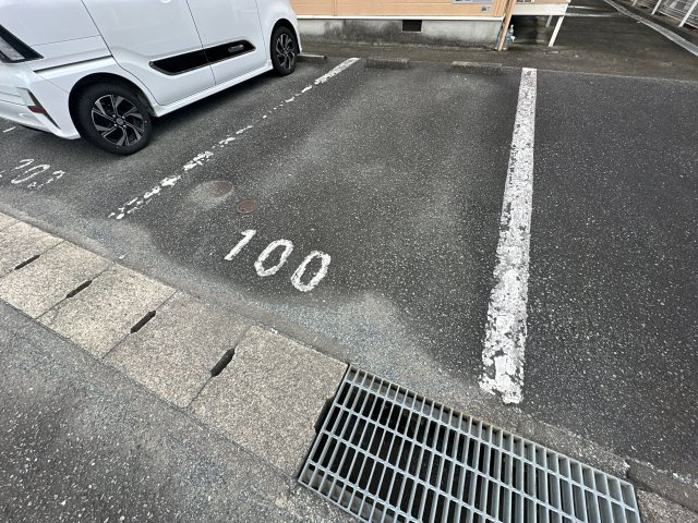メゾンサンシャインの駐車場