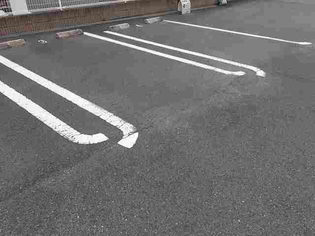 メゾンプラースⅢの駐車場
