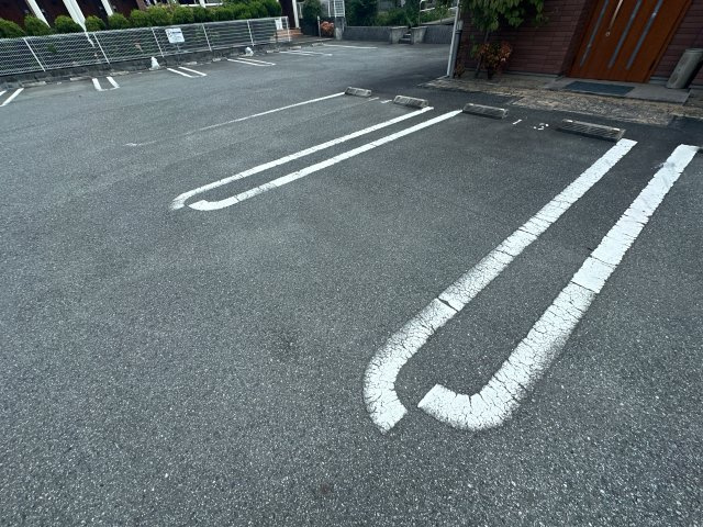 メゾンプラースⅢの駐車場
