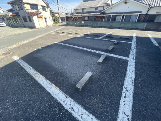 オアシスヤマナの駐車場