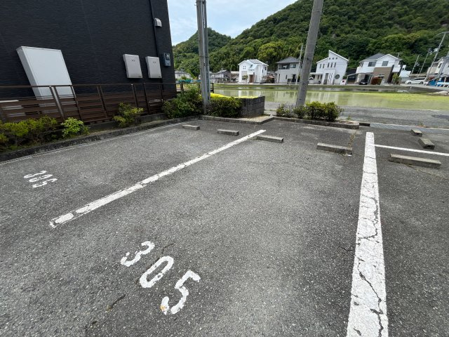 サンファミール西庄の駐車場