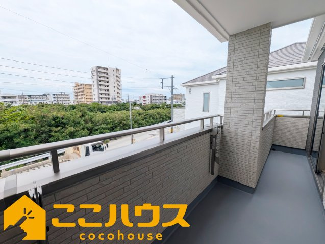 名護市宇茂佐1556番　新築戸建て　全7棟　D号棟のバルコニー|急な雨でも安心のインナーバルコニー