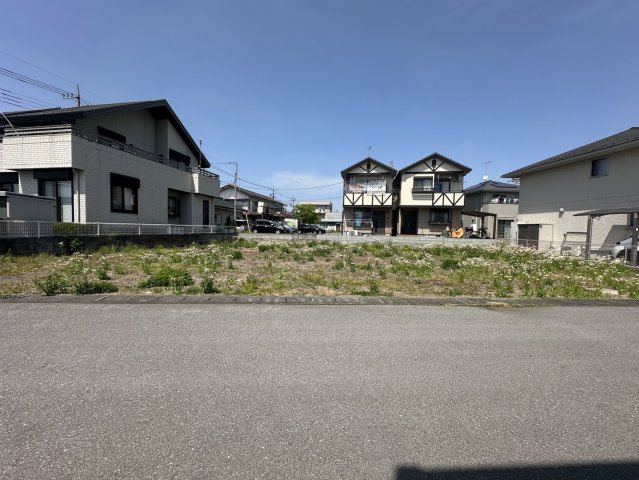 【前面道路含む現地写真】 | 【下栗町第1期　現地外観】
※令和8年4月時点