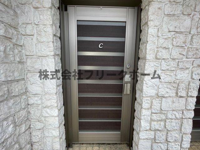 小金井市緑町５丁目のアパートのエントランス