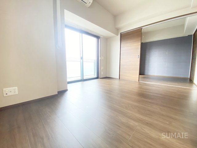 URBAN SKYLINE OMIYAの居間・リビング|隣の洋室と繋げて広々使えます！