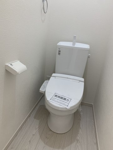 神戸市西区伊川谷町有瀬期　新築戸建のトイレ|温水洗浄便座付