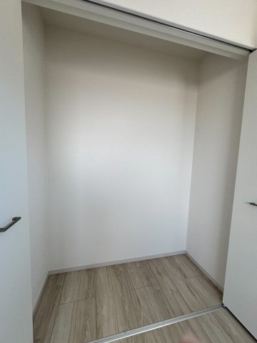 入間市下藤沢新築戸建の収納|使う場所に合わせて配置された収納クローゼット。出し入れしやすく、片付けが習慣になる家事ラク設計です。
