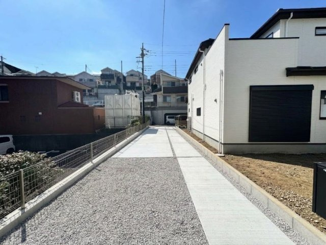 入間市下藤沢新築戸建の駐車場|縦列駐車でゆったりと3台分を確保できるカースペースです。屋根がない開放的なつくりで、車高のあるお車や大きめのお車もスムーズに駐車可能。ご家族用はもちろん、来客時用としても重宝します。