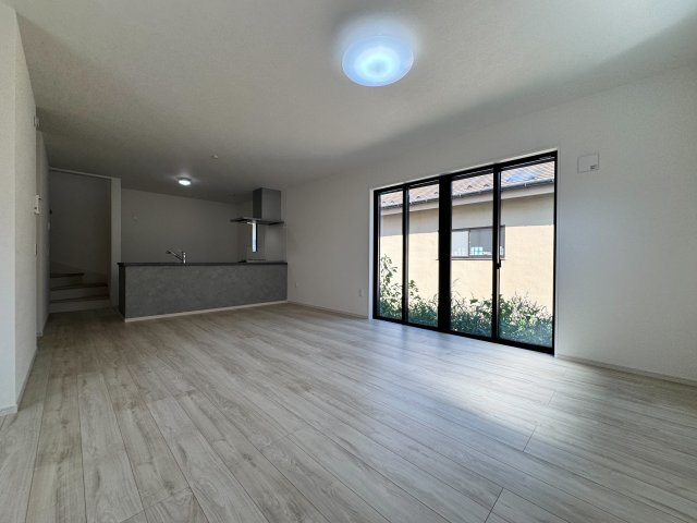 入間市下藤沢新築戸建の居間・リビング|ゆとりあるリビングダイニングは、家族それぞれの過ごし方を受けとめる包容力のある空間。食事、くつろぎ、団らんがスムーズにつながり、生活動線も快適。日常を美しく整えてくれる住まいの中心です。
