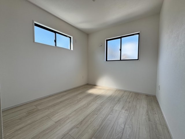 入間市下藤沢新築戸建の洋室|すっきりとしたつくりで、どんなインテリアにも馴染む洋室。収納とのバランスもよく、日常生活が自然と整う使い勝手の良い一部屋です。
