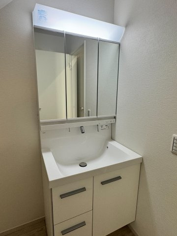 入間市下藤沢新築戸建の独立洗面台|清潔感のある明るい雰囲気の洗面室です。ゆとりある洗面スペースで朝の身支度もスムーズに。

