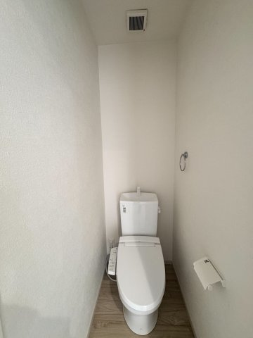 入間市下藤沢新築戸建のトイレ|トイレは温水洗浄便座付です。上部には収納付。トイレットペーパー等、買い置きもしやすそうです。
