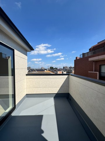 入間市下藤沢新築戸建のバルコニー|太陽の光が射し込むバルコニーは、洗濯物を干すのが楽しくなりますね！