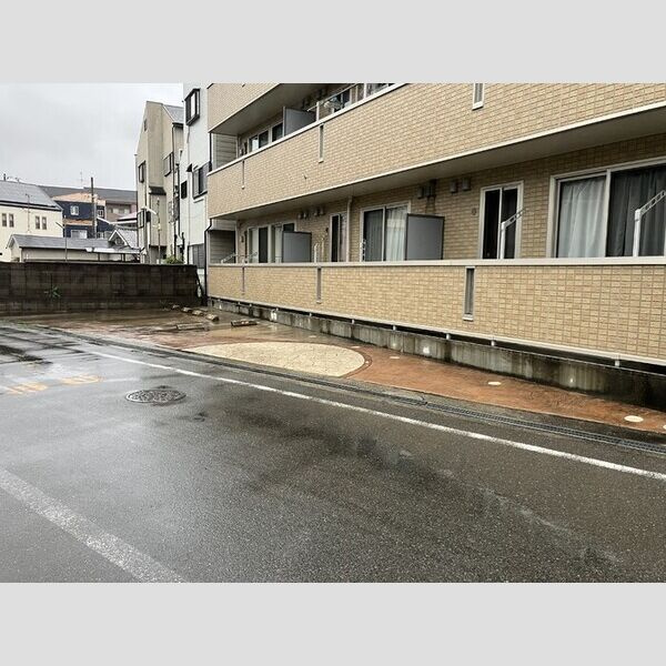 メゾングリスィーヌの駐車場
