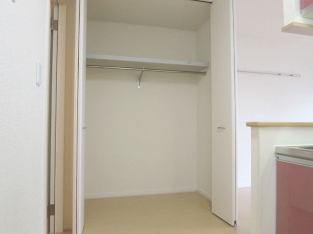ルフランの収納|洋服も掛けられ、荷物もたっぷり収納できます！