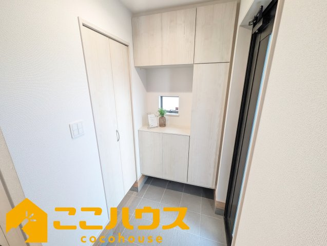 名護市宇茂佐1556番　新築戸建て　全7棟　E号棟の玄関|大容量のシューズボックス