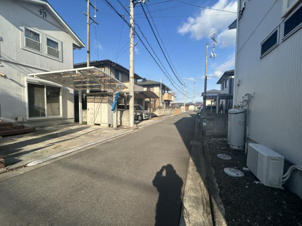 西条市朔日市882-53　中古戸建の前面道路含む現地写真