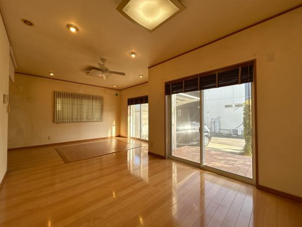 西条市朔日市882-53　中古戸建の居間・リビング