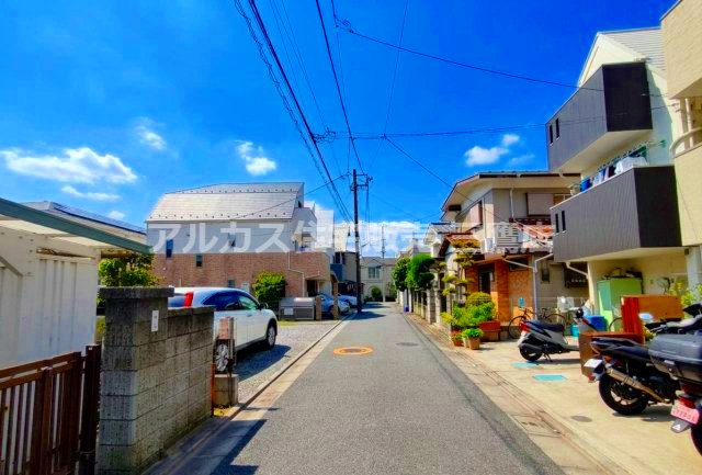小田急線 千歳船橋駅 バス14分 中古戸建 世田谷区千歳台5丁目の前面道路含む現地写真