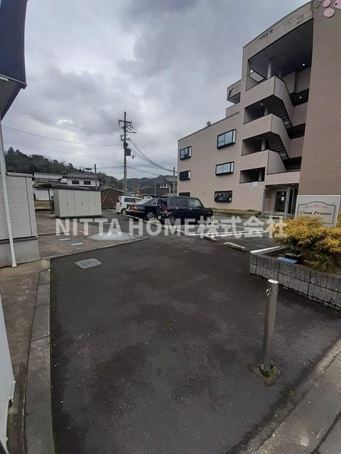 綾部市下八田町中溝のアパートの駐車場|敷地内に駐車場も完備★