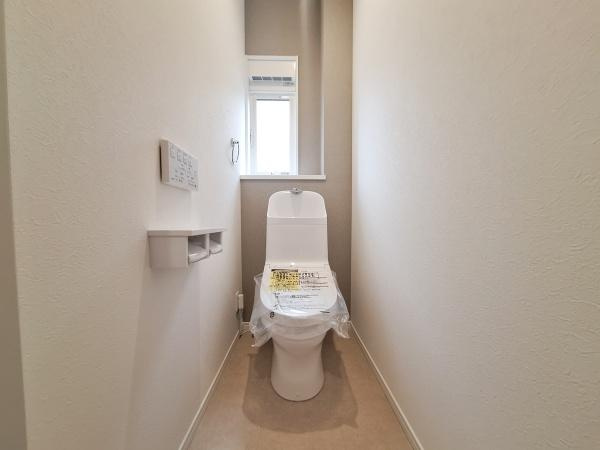 P-TELAS森町2のトイレ|明るい光が差し込むトイレは、シンプルなデザインで清潔感があります。換気もしやすい窓付きで快適にご利用いただけます。