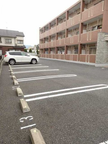ラフィーネ東野の駐車場|駐車場があります