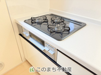 【キッチン】 | LiveleGarden.S　下野烏ケ森　 | 三ツ口コンロ採用で、同時調理もスムーズ◎！お料理を並べられるカウンター付きで、配膳・片付けをサポート！リビングで過ごすご家族とコミュニケーションを楽しみながら作業可能です♪
