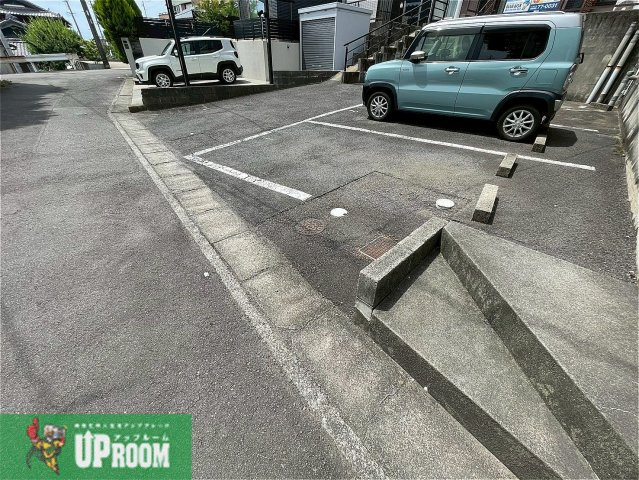 クォール丸山Aの駐車場