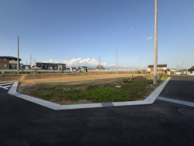【前面道路含む現地写真】 | 【駒生第５期　現地外観】
※令和８年４月時点