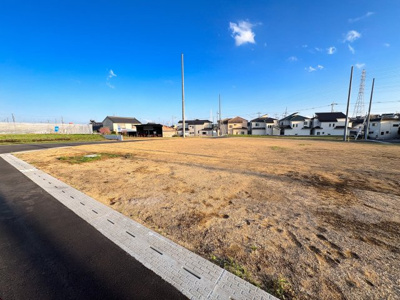 【前面道路含む現地写真】 | 【駒生第５期　現地外観】
※令和８年４月時点