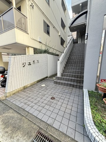 ジュネスの外観