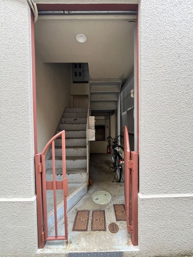 田辺ハイツのエントランス|建物の内部です
