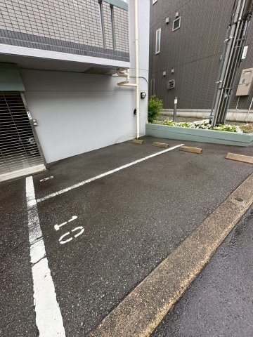 アルカンシェル岡本の駐車場
