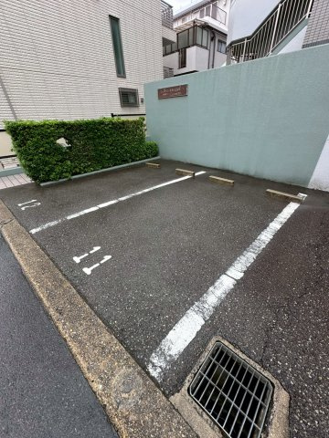 アルカンシェル岡本の駐車場