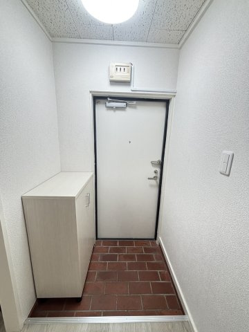 東園田マンション（東園田町5丁目）の玄関